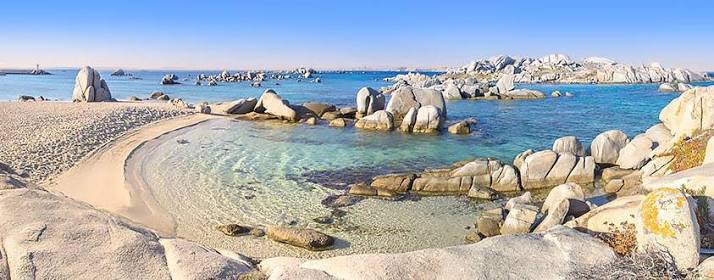 Spiaggia di granito e acque cristalline delle Bouches de Bonifacio